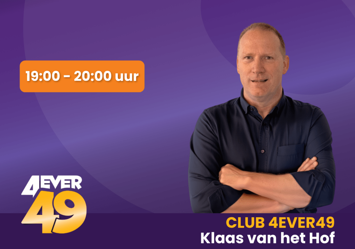 Klaas van het Hof op paarse achtergrond met een oranje blok met de uitzendtijd van radioprogramma Club 4EVER49