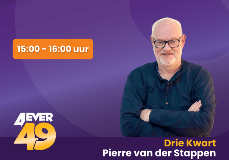 Pierre van der Stappen op paarse achtergrond met een oranje blok met de uitzendtijd van radioprogramma Drie Kwart