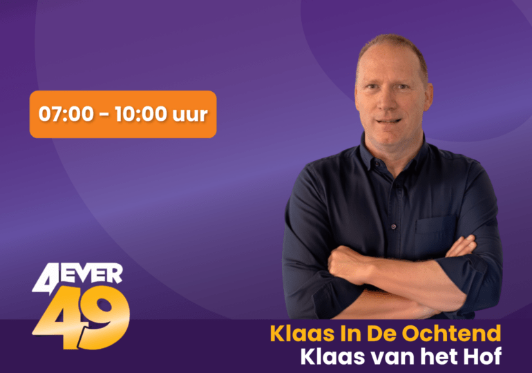 Klaas van het Hof op paarse achtergrond met een oranje blok met de uitzendtijd van radioprogramma Klaas in de ochtend
