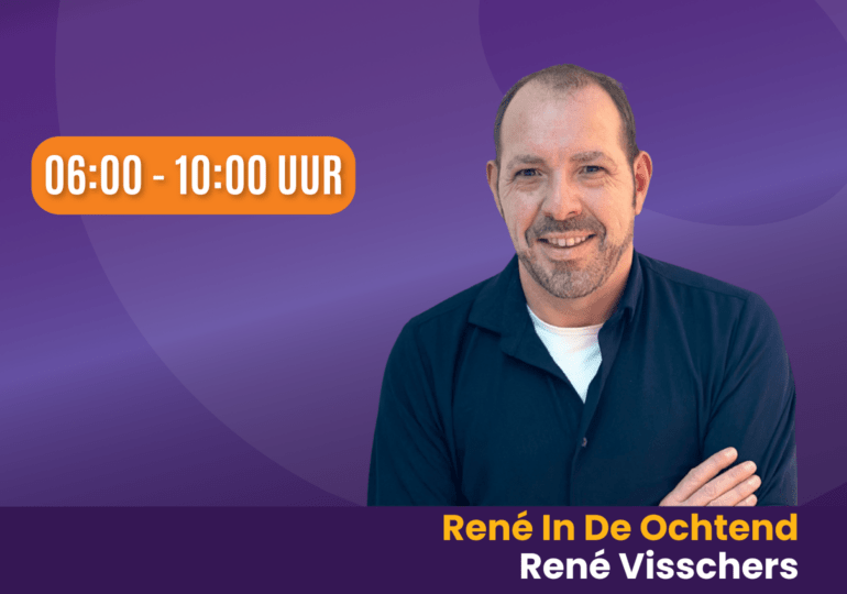 Portret van René Visschers op een paarse achtergrond met een oranje button met het uitzendtijdstip